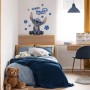 Kinderzimmer mit Wandtattoo: Komar Disney Lilo & Stitch "Ohana" Deko-Sticker über dem Bett.