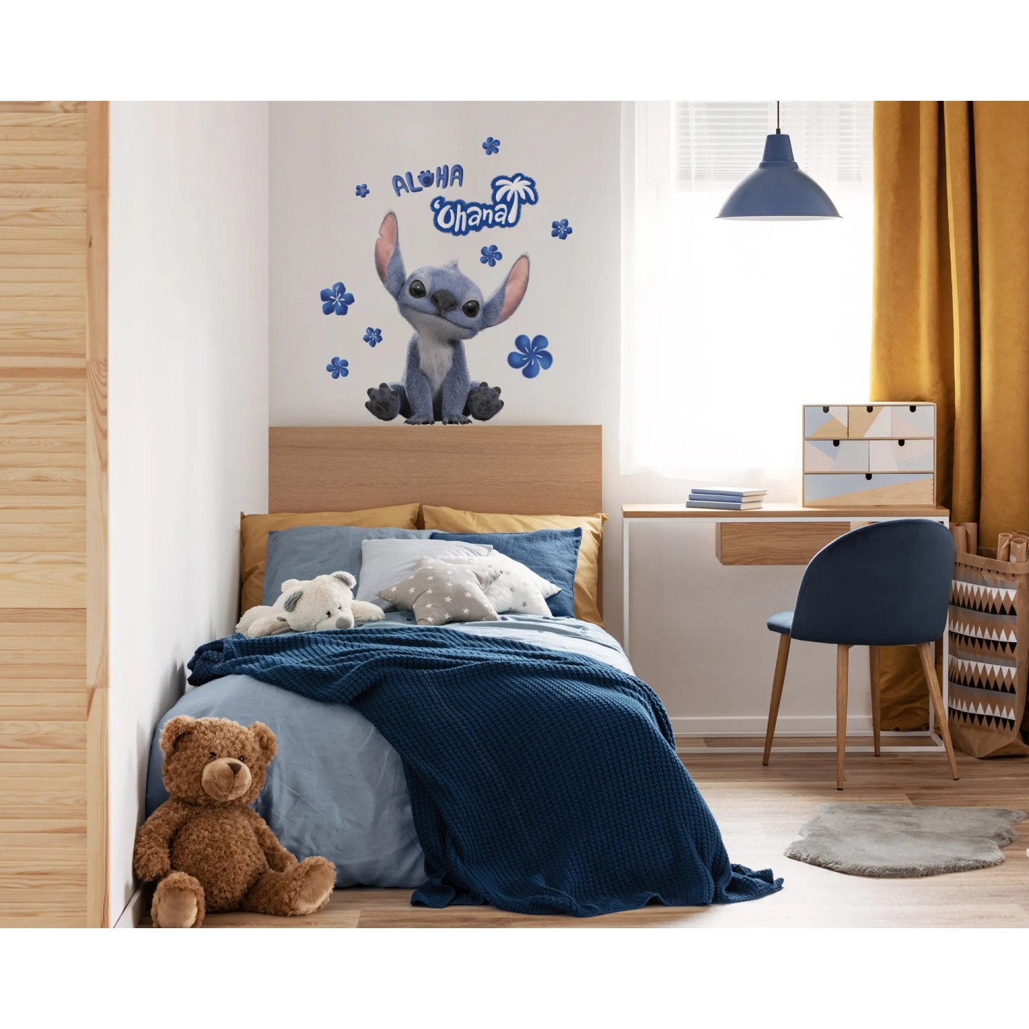 Kinderzimmer mit Wandtattoo: Komar Disney Lilo & Stitch "Ohana" Deko-Sticker über dem Bett.