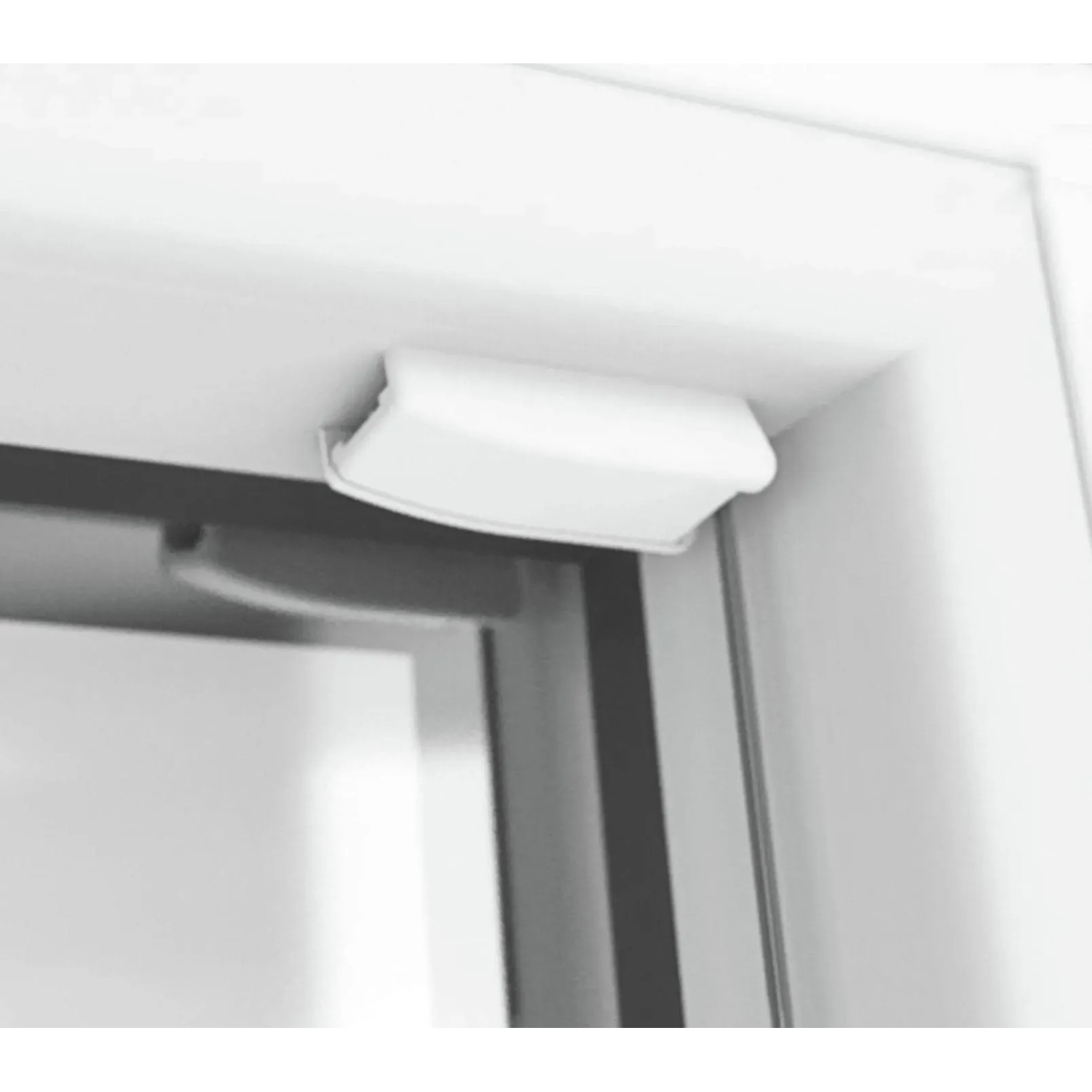 Detailaufnahme: Weißes Schöner Wohnen Plissee Marla am Fensterrahmen.