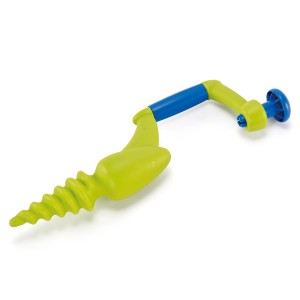 Grüner Hape Sandbohrer aus Kunststoff für Sandkästen und Strand, robust und UV-beständig.