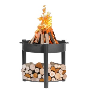 Schwarze CookKing Feuerschale Montana mit Holzlager und brennendem Holz. Ø 80 cm.