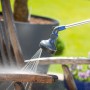 LUX Gießstab mit 10 Strahlvarianten beim Reinigen eines Gartenstuhls. Gartenspritze mit Teleskop-Griff.