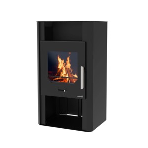 Schwarzer Wamsler Cube Kaminofen aus Stahl, 6 kW, mit brennendem Holz im Feuerraum.