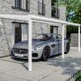 Weiße Terrassenüberdachung Garda aus Aluminium mit Polycarbonat-Dach und Auto.