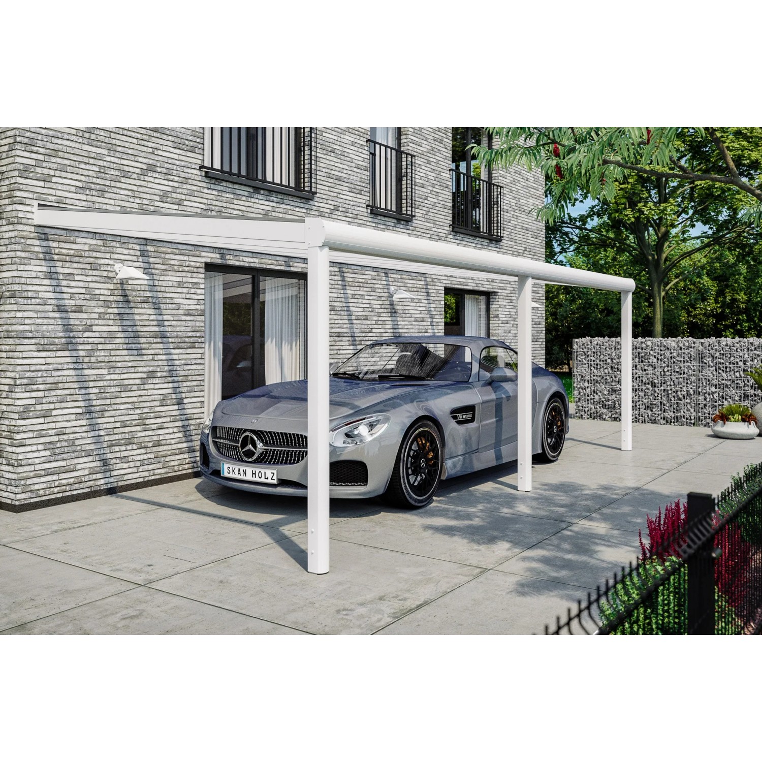 Weiße Terrassenüberdachung Garda aus Aluminium mit Polycarbonat-Dach und Auto.