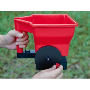 Roter Handstreuer 3 l für Dünger, Saatgut und Streusalz, Mengeneinstellung am Griff.