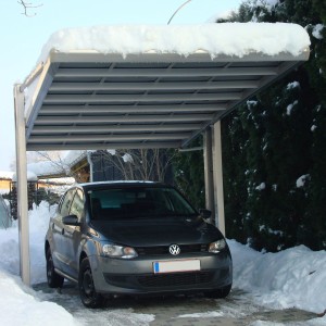 Ximax Carport My-Port Typ 2450, Edelstahl-Look, mit Auto im Winter.