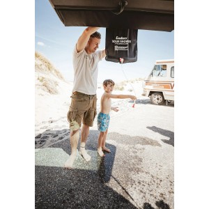 Enders Solardusche 20 l im Einsatz: Vater und Sohn nutzen die Campingdusche am Strand.