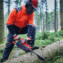 Einhell Akku-Kettensäge GP-LC 36/40 Li BL-Solo beim Sägen eines Baumstamms im Wald.