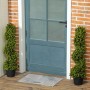 Zwei grüne, spiralförmige HOMCOM Kunstpflanzen (90 cm) in schwarzen Töpfen, ideal für Haus & Garten Dekoration.