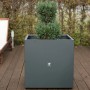 Quadratischer, anthrazitfarbener Herstera Garden Pflanzkasten 70x70x70 cm mit Pflanze.
