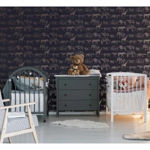 Dunkelblaue Vliestapete Boutique Safari mit Metallic-Tierdesign im Kinderzimmer.