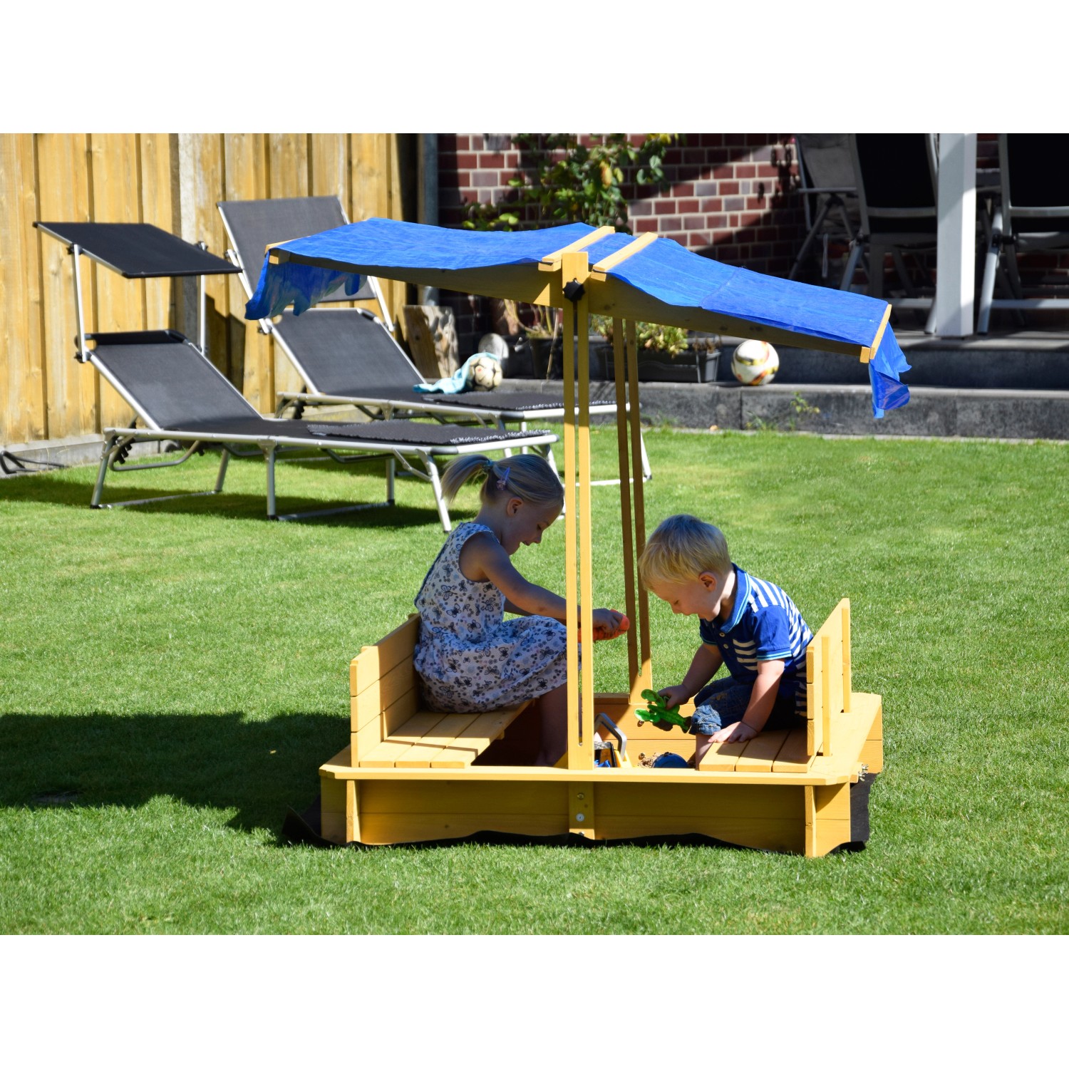 Dobar Sandkasten mit Dach, Kinder spielen im Sandkasten aus Holz mit Sonnenschutz.