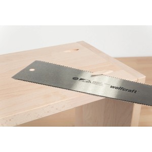 wolfcraft Feinsäge zum Ablängen von Holzdübeln an einem Werkstück.