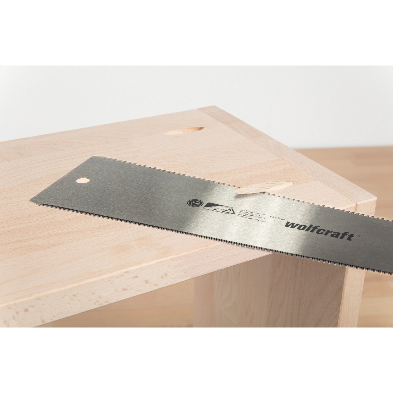 wolfcraft Feinsäge zum Ablängen von Holzdübeln an einem Werkstück.