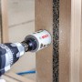 Bosch Lochsäge HSS-Bimetall schneidet Loch in Holz mit Bohrmaschine.
