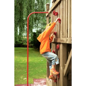 Kind klettert an Wand mit Winnetoo Klettersteinen (5er-Set, rot) an Spielturm im Garten.