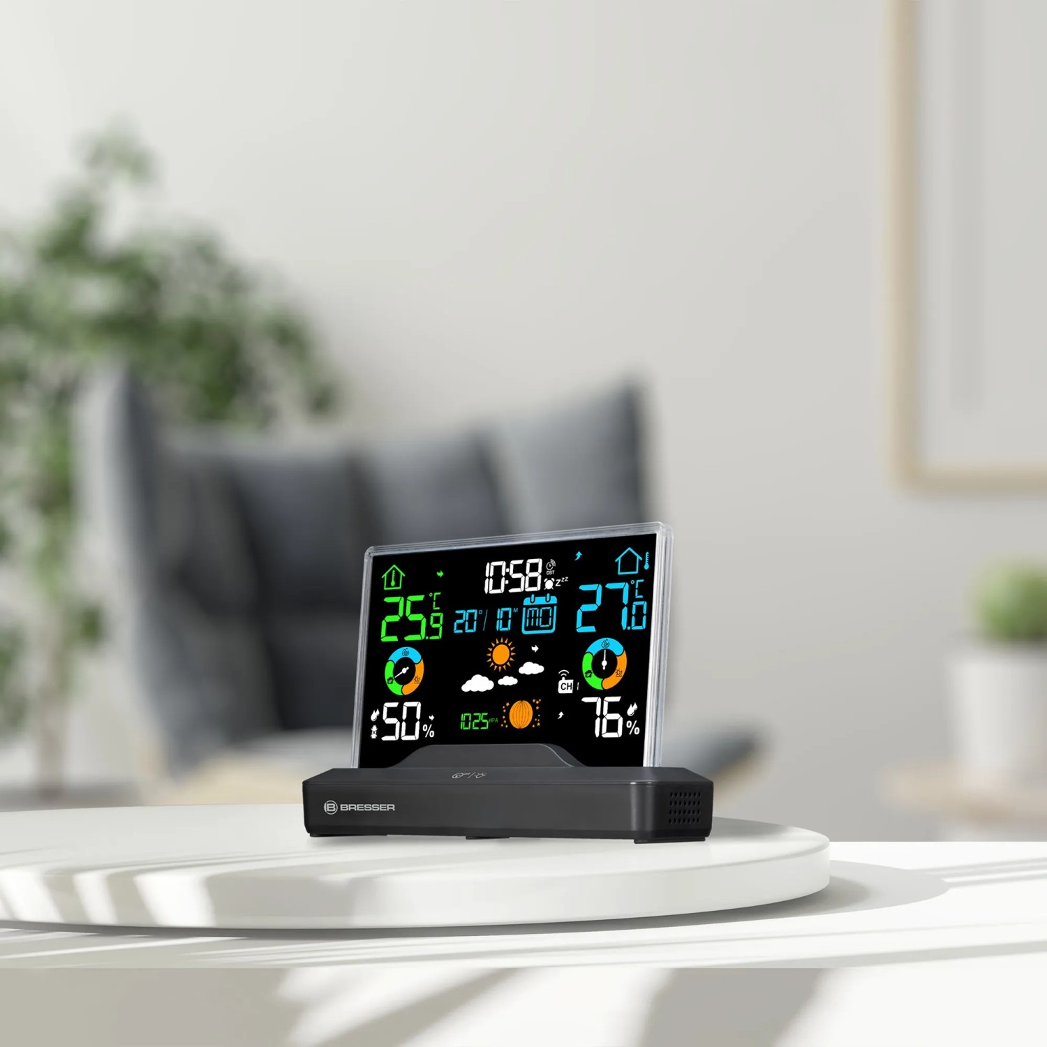 Bresser Funk-Wetterstation mit rahmenlosem Farbdisplay zeigt Temperatur, Luftfeuchtigkeit und Wettervorhersage.