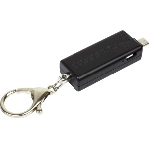 Schwarzes PulsePak Ladegerät mit Micro USB und Schlüsselanhänger.