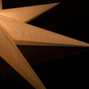 Beleuchteter Konstsmide Papierstern, beige, mit 7 Zacken und feinem Lochmuster für festliche Innenräume.