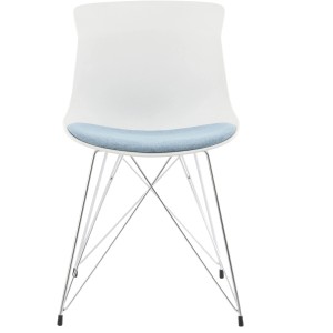 Kayoom Stuhl Emily 2er-Set, weiß mit hellblauem Sitzkissen und verchromtem Gestell.