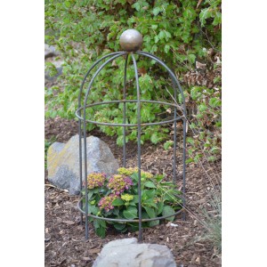 Eleo Pflanzenstütze Arezzo, 95 cm, unbeschichtet im Garten mit Pflanze.