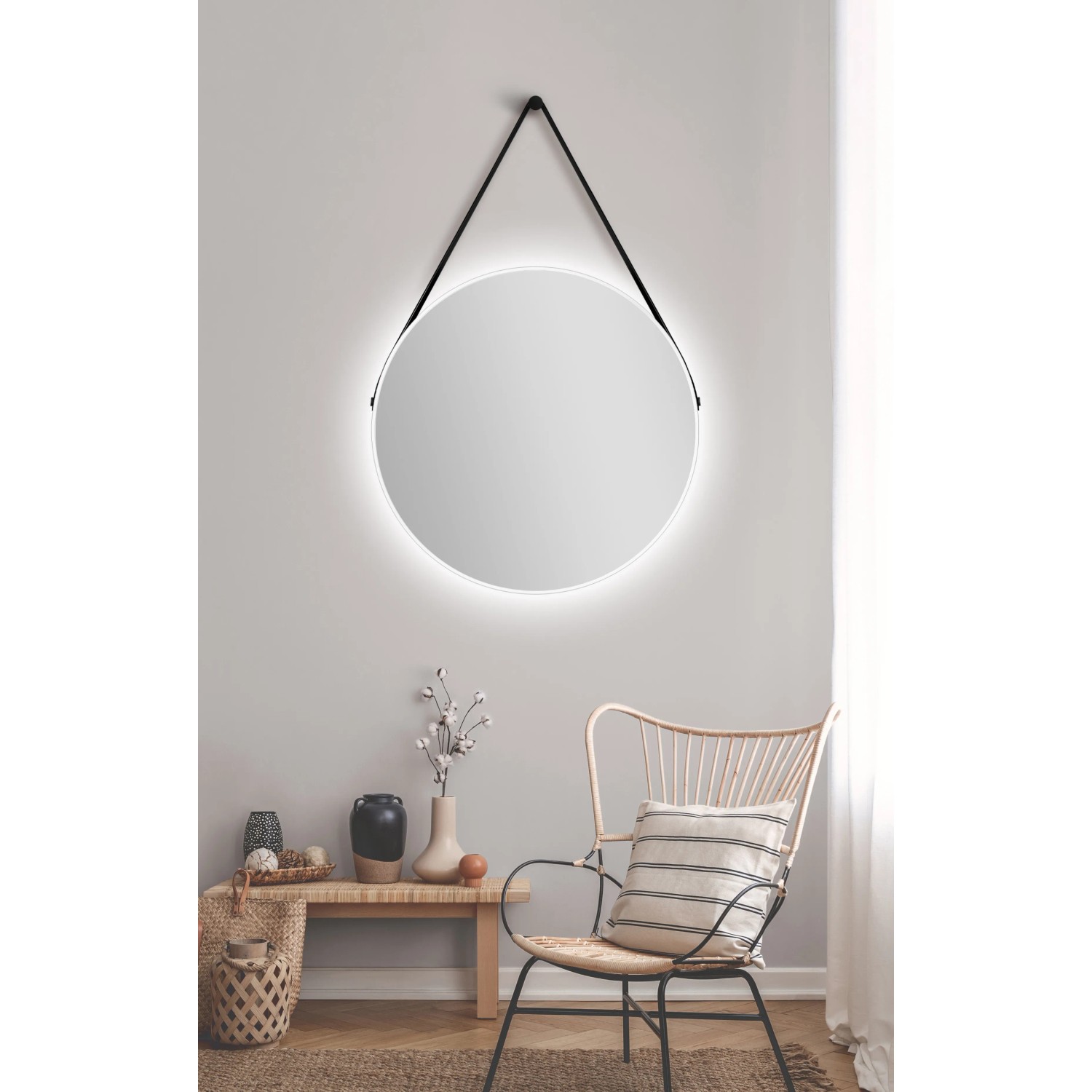 Runder, weißer LED-Lichtspiegel (Ø 80 cm) mit Lederbandaufhängung von DSK Design.