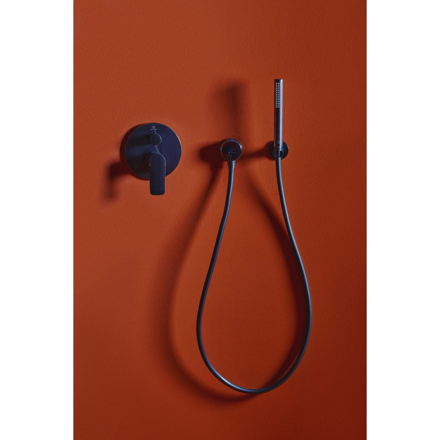 Ideal Standard Brausehalter Idealrain Atelier, eckig, Magnetic Grey, an Wand montiert.