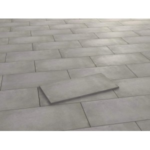 Graue Feinsteinzeug Terrassenplatten in Zementoptik, Format 50x100 cm, verlegt.