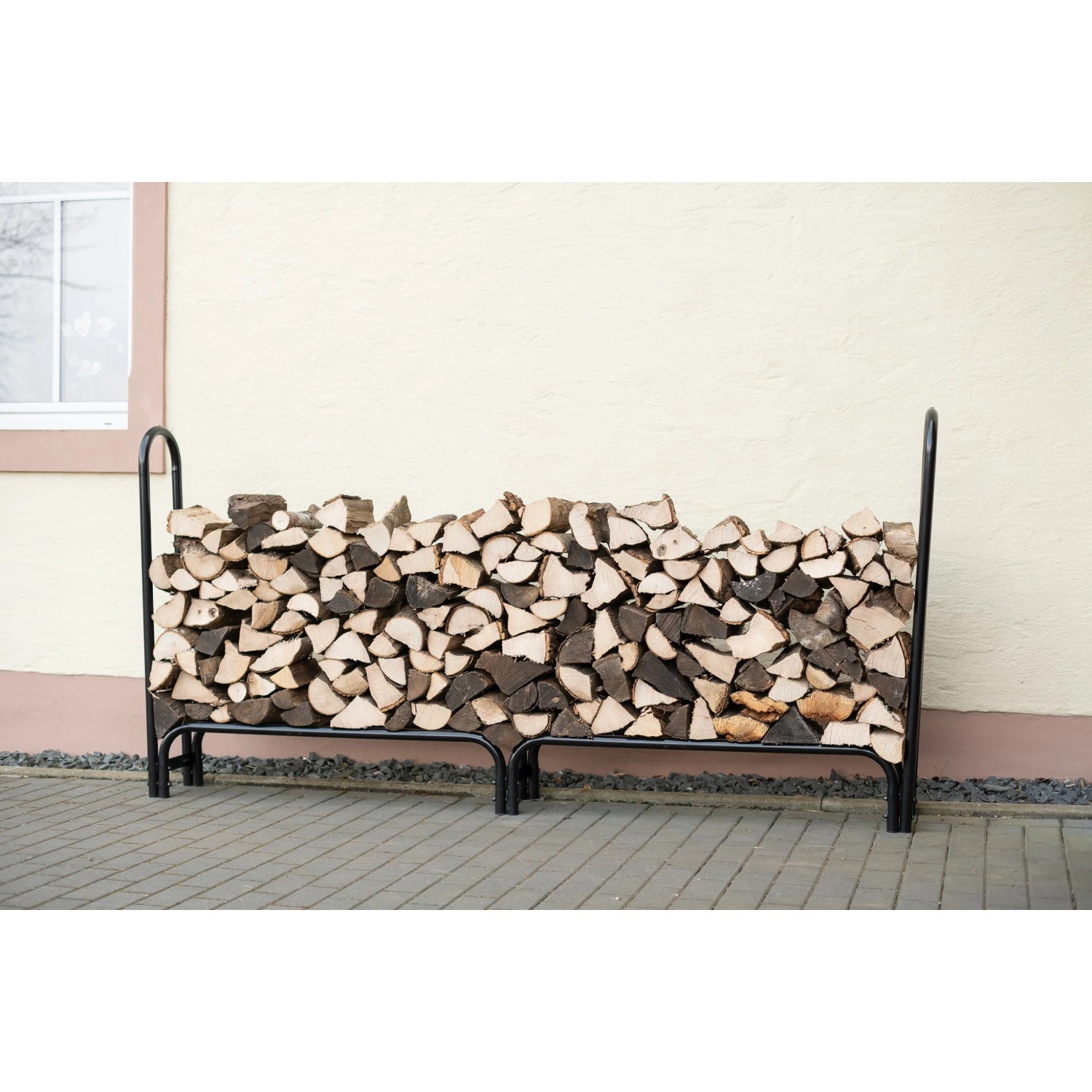Schwarzes ShelterLogic Kaminholzregal 244x118cm mit Holz und Abdeckung.
