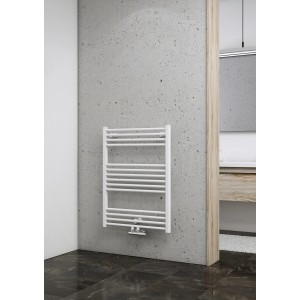 Weißer Schulte Design-Heizkörper mit Mittenanschluss an grauer Wand im Bad.