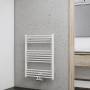 Weißer Schulte Design-Heizkörper mit Mittenanschluss an grauer Wand im Bad.