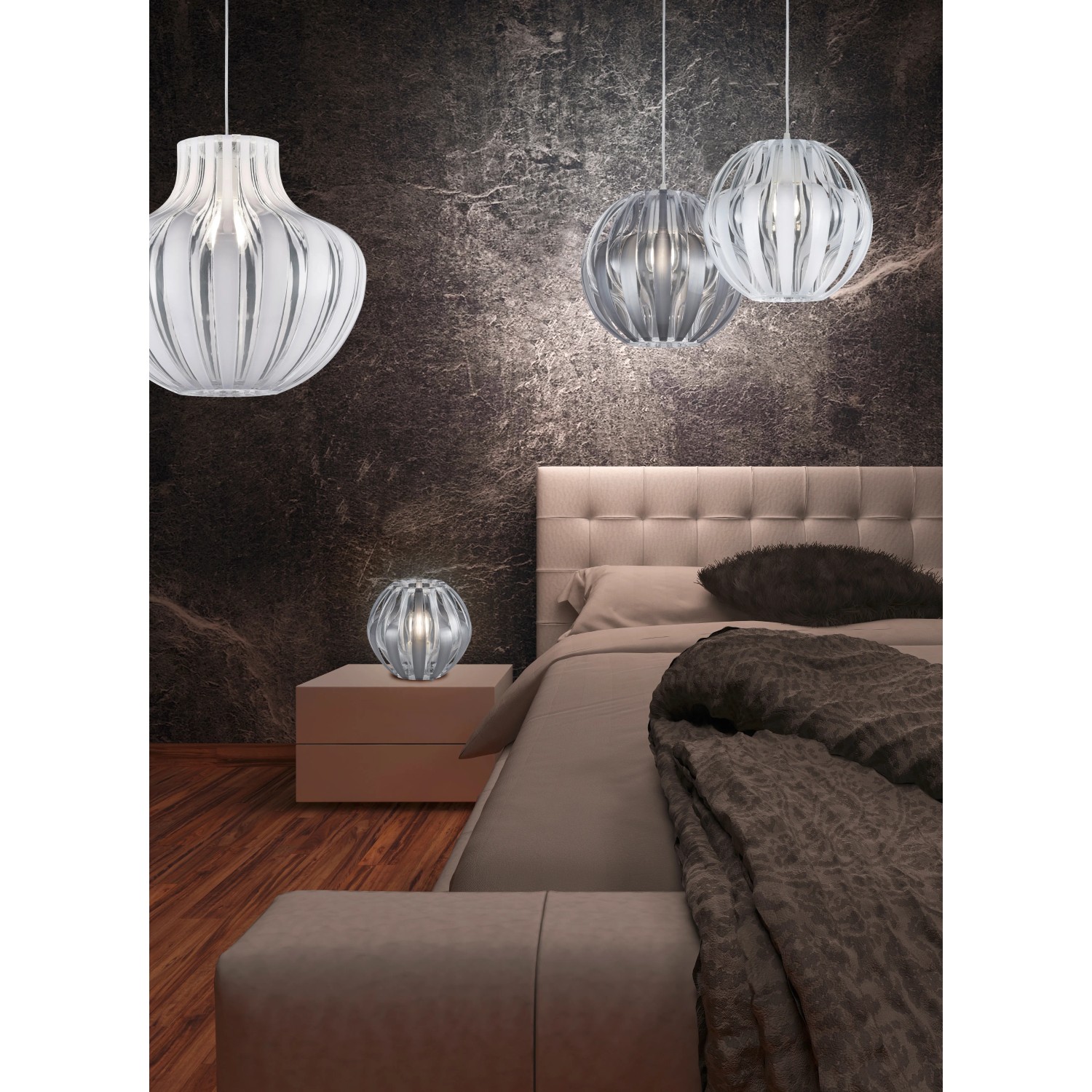 Weiße Trio Pendelleuchte Pumpkin (Ø 30cm) über Bett und Nachttisch im Schlafzimmer.