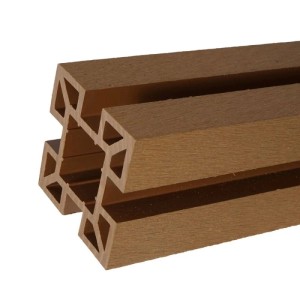 Detailaufnahme WPC-Pfosten Savoie für Sichtschutz Zaun, Teak-Optik.