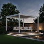 Weißer Aluminium-Pavillon mit elektrischem Lamellendach und LED-Beleuchtung auf einer Holzterrasse im Garten.