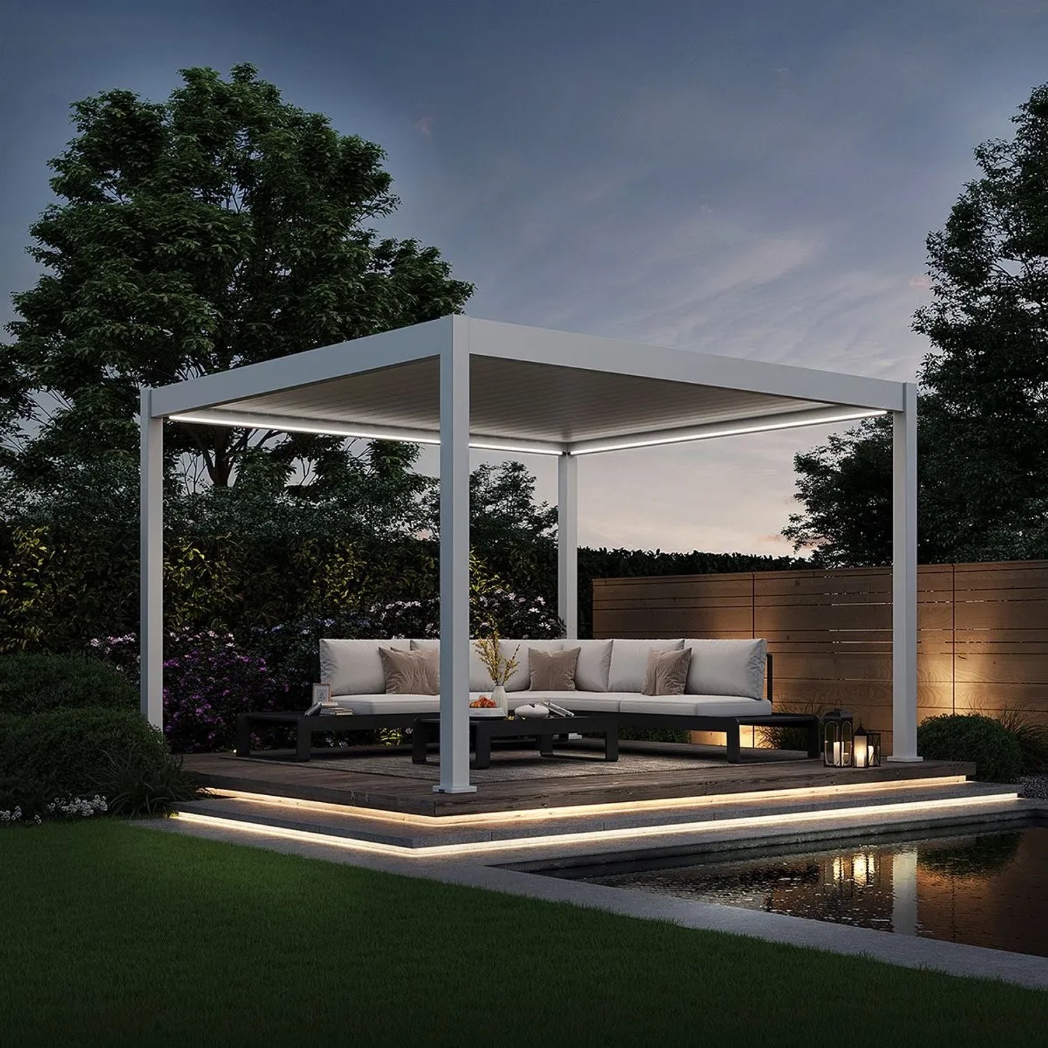 Weißer Aluminium-Pavillon mit elektrischem Lamellendach und LED-Beleuchtung auf einer Holzterrasse im Garten.