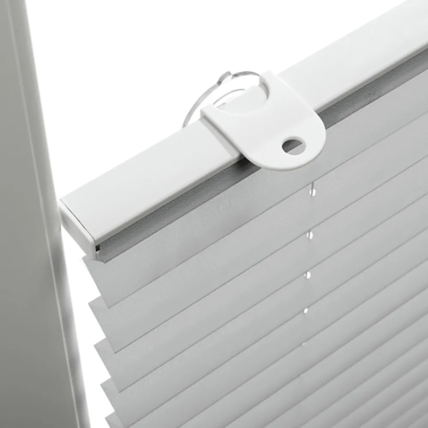 Graues Gardinia Plissee Solo, 100x130 cm, Detailansicht der Befestigung.