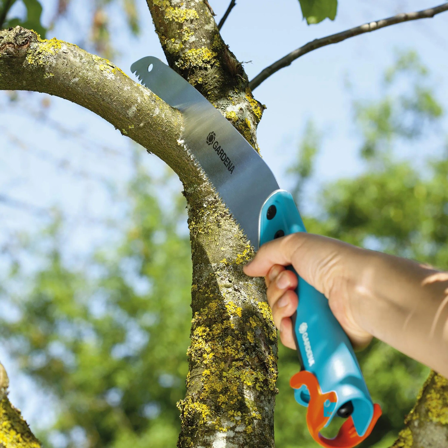 Gardena combisystem Gartensäge 300 PP beim Sägen eines Astes im Garten.
