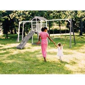 Axi Beach Tower Spielturm mit Rutsche, Klettergerüst und Doppelschaukel im Garten.