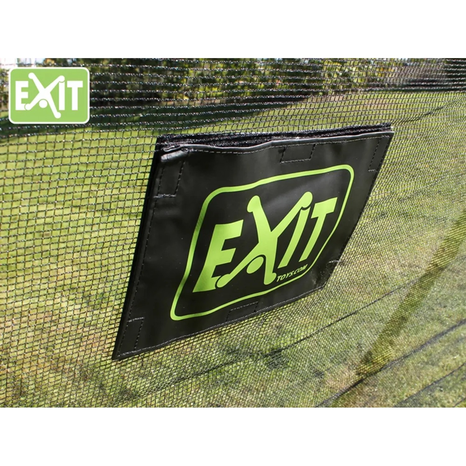 Detailaufnahme des EXIT Coppa Fußballtors mit Torwand und EXIT Logo.