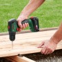 Bosch Akku-Bohrschrauber UniversalDrill 18V-60 beim Schrauben in Holz.
