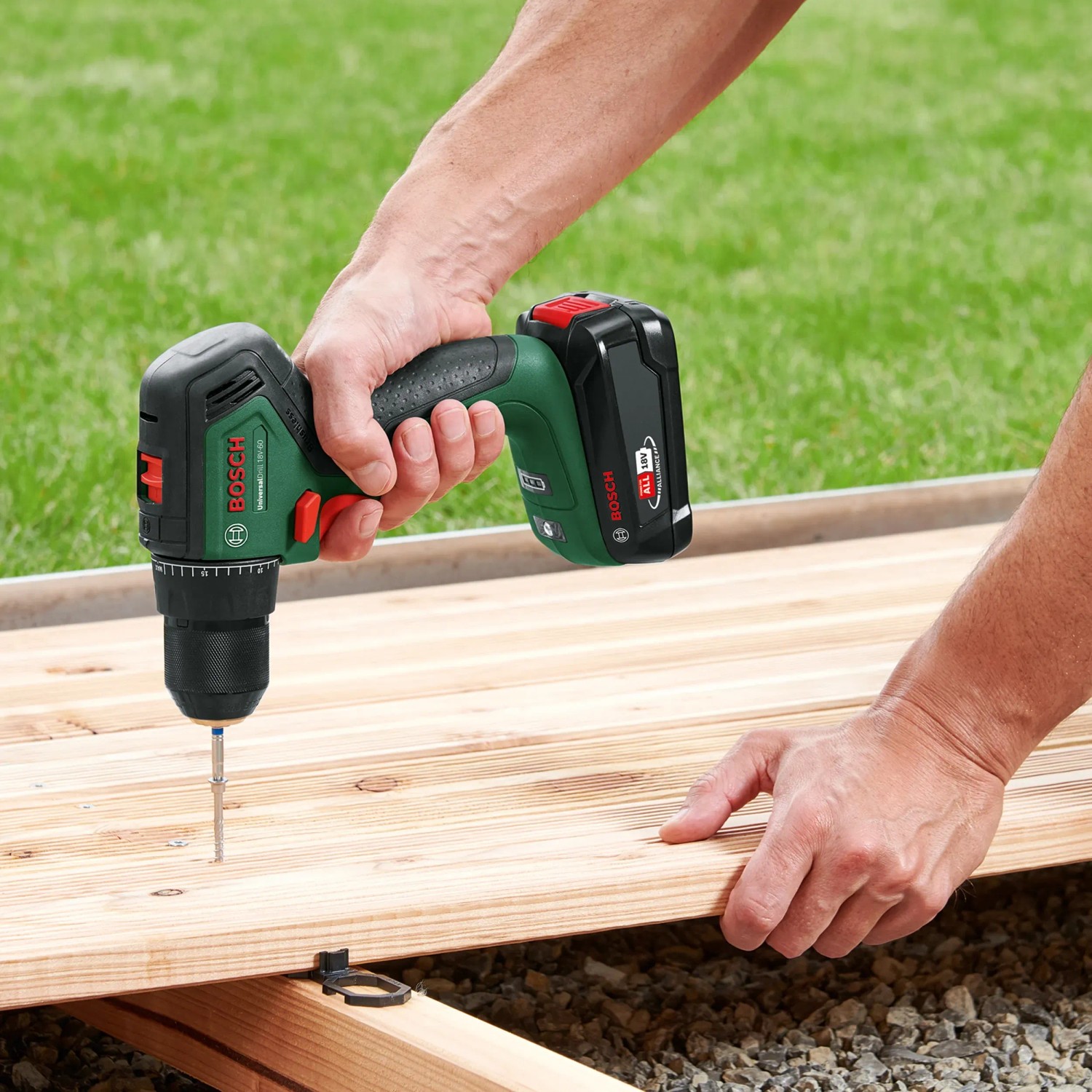 Bosch Akku-Bohrschrauber UniversalDrill 18V-60 beim Schrauben in Holz.
