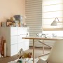 Raumgestaltung mit Schöner Wohnen Trendfarbe Sand matt, einer bunten Wandfarbe.