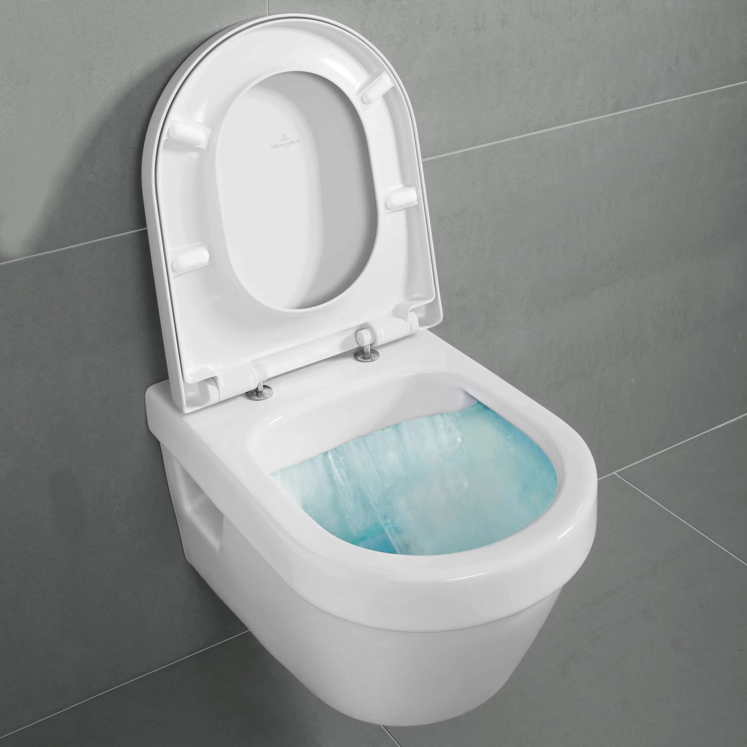 Villeroy & Boch Architectura Wand-WC-Set, Tiefspüler, Weiß mit offenem WC-Deckel und laufendem Wasser.