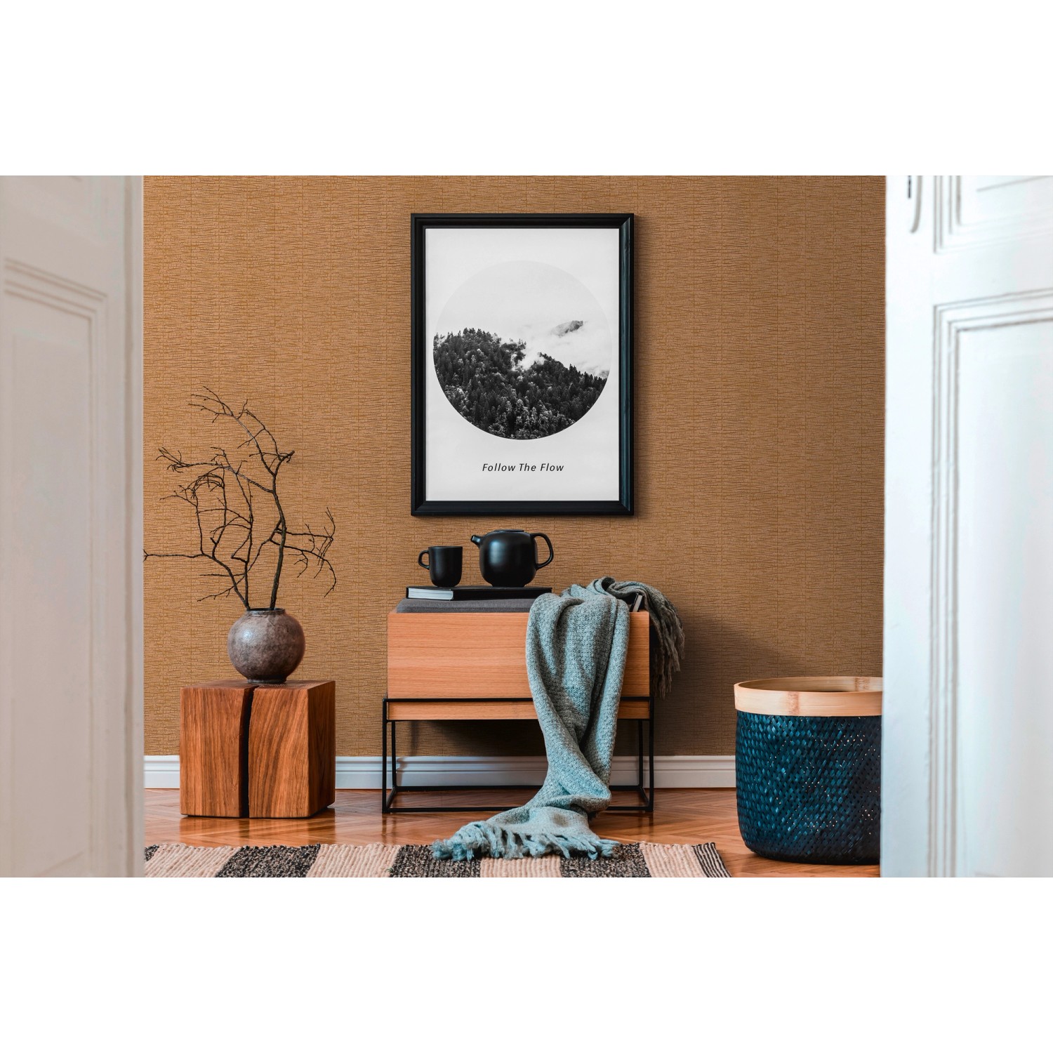 Orange Vliestapete mit organischem Muster, glänzend und strukturiert. Dekorative Tapete für Wohnräume.