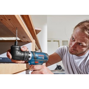 Bosch Professional Akku-Bohrschrauber GSR 12V-15 FC mit Winkelaufsatz im Einsatz.
