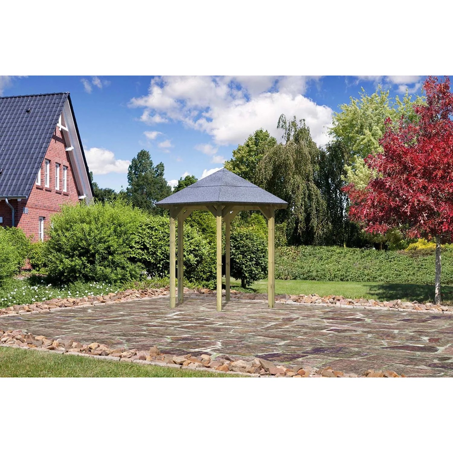 Karibu Pavillon Alicante aus kesseldruckimprägniertem Holz im Garten.