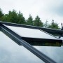 Detailaufnahme: Offenes Dachfenster des Juliana Gewächshaus Orangerie 15 in Schwarz-Anthrazit.