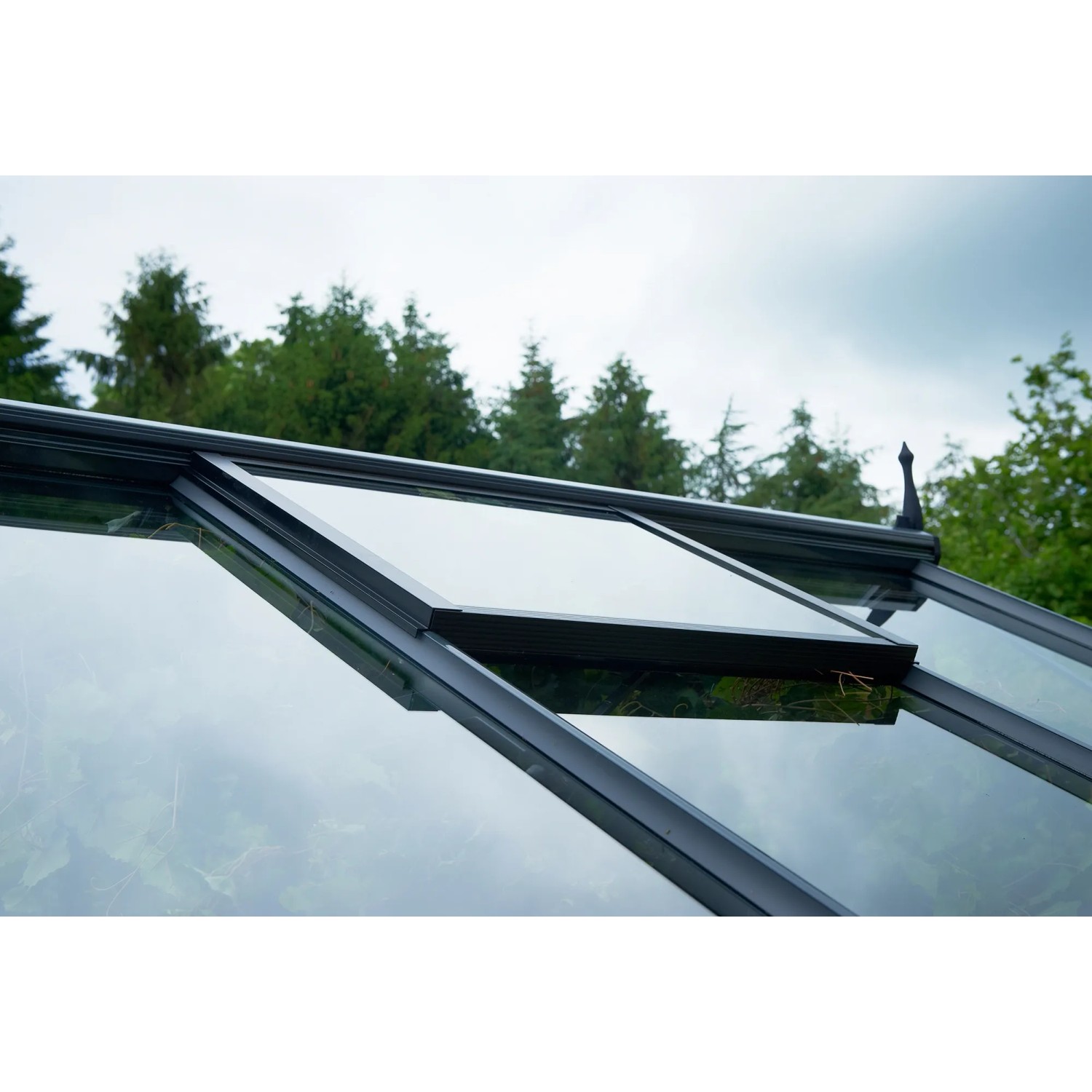 Detailaufnahme: Offenes Dachfenster des Juliana Gewächshaus Orangerie 15 in Schwarz-Anthrazit.