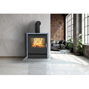 Schwarzer Fireplace Küchenofen Speckstein 9,5 kW mit Feuer im Brennraum vor Wohnzimmerkulisse.